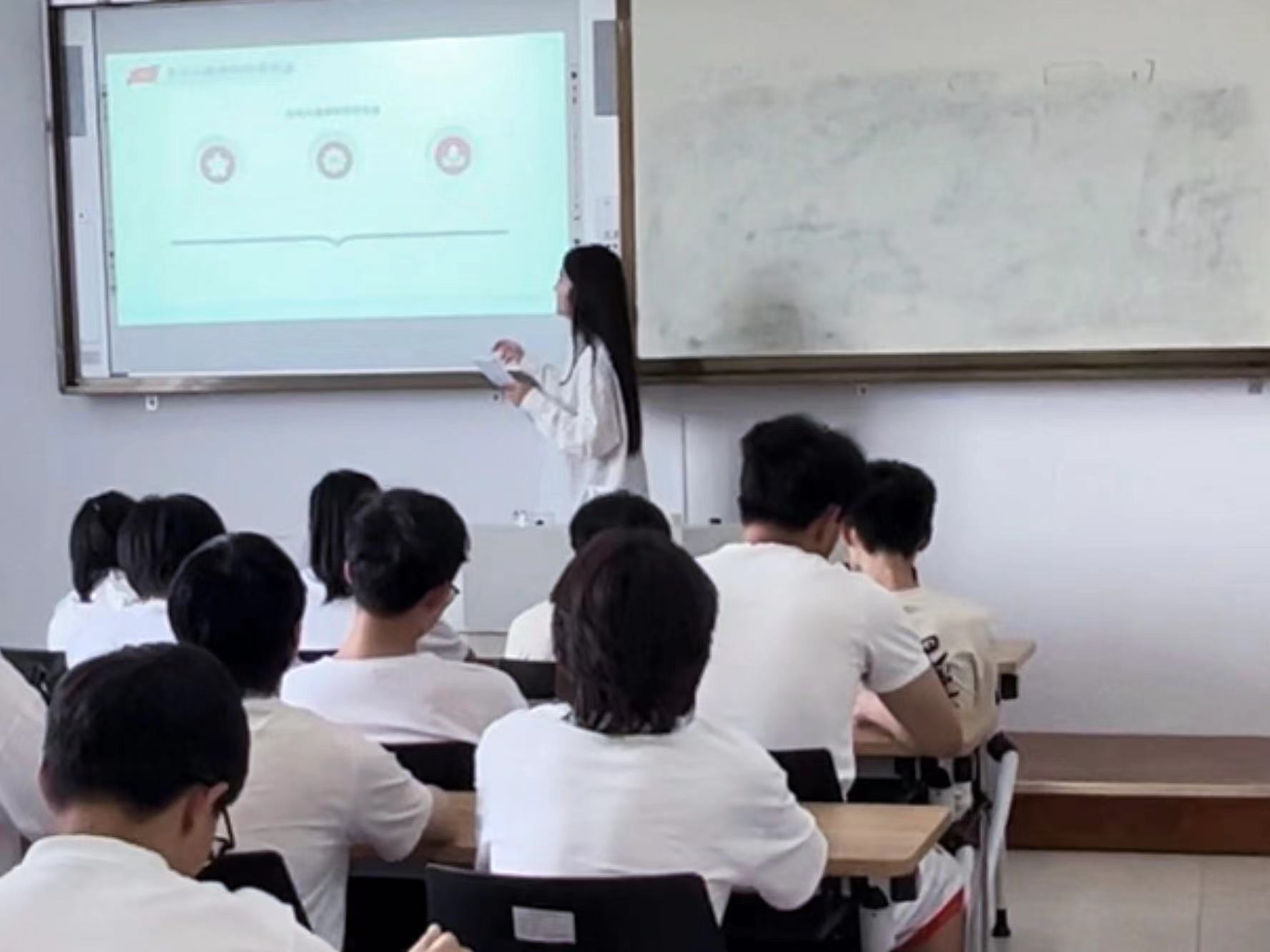 浙郵學子三下鄉(xiāng)：傳承紅色基因，綻放青春的炫麗之花