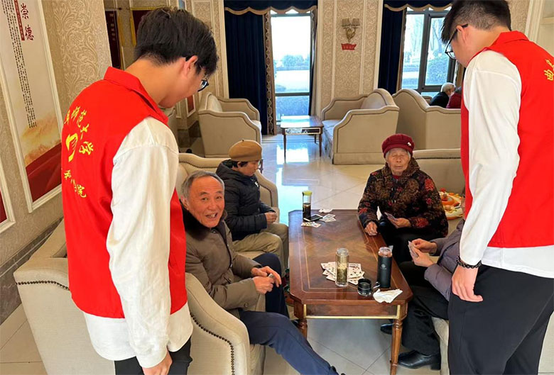 “青衿之志 實(shí)踐篤行”實(shí)踐隊體育科學(xué)學(xué)院學(xué)院寒假社會實(shí)踐——暖心冬日行，情滿敬