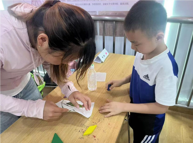 “藝賦中醫(yī)”團隊響應“愛心暑托班”號召，向社區(qū)孩童介紹中醫(yī)藥拓染技藝
