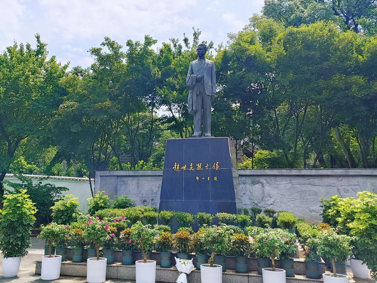 青春人科進(jìn)行時(shí)：先烈英魂永緬懷，紅色血脈代代傳