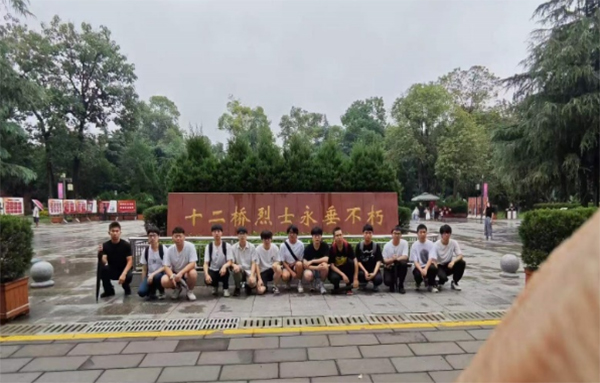 “西南石油大學(xué)理學(xué)院緬懷烈士社會實(shí)踐隊(duì)赴十二號烈士墓緬懷烈士”