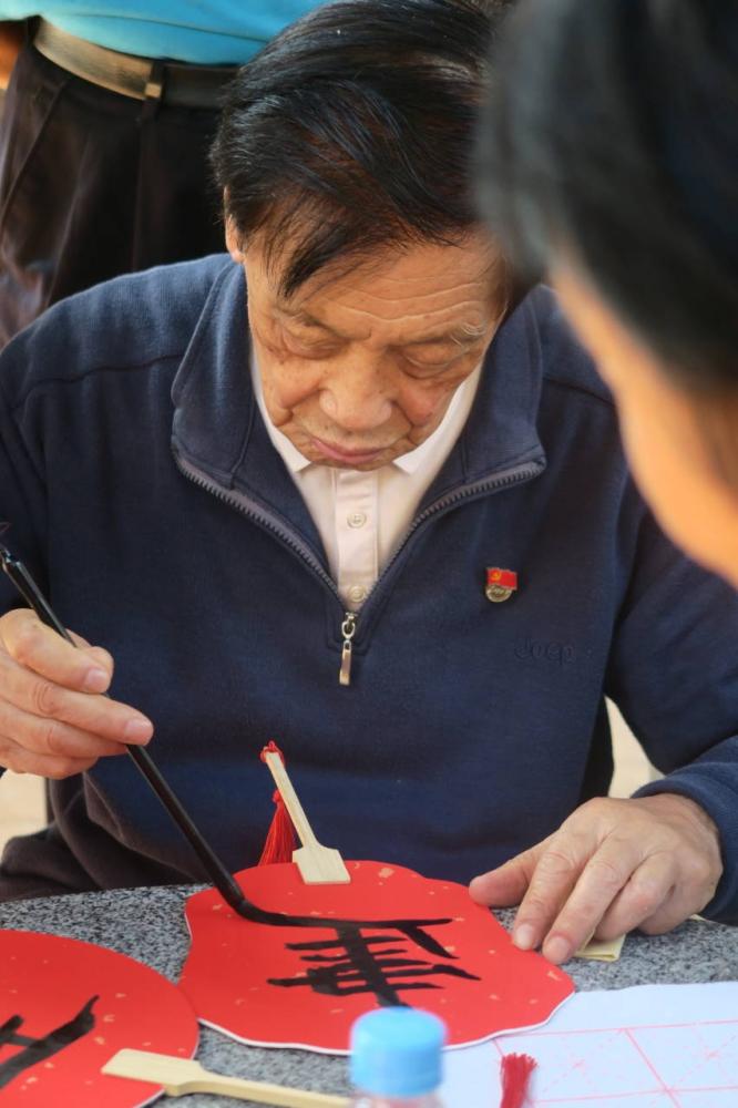 暖心服務(wù)，敬老花開 ——記文學(xué)院21級漢語言文學(xué)(教師教