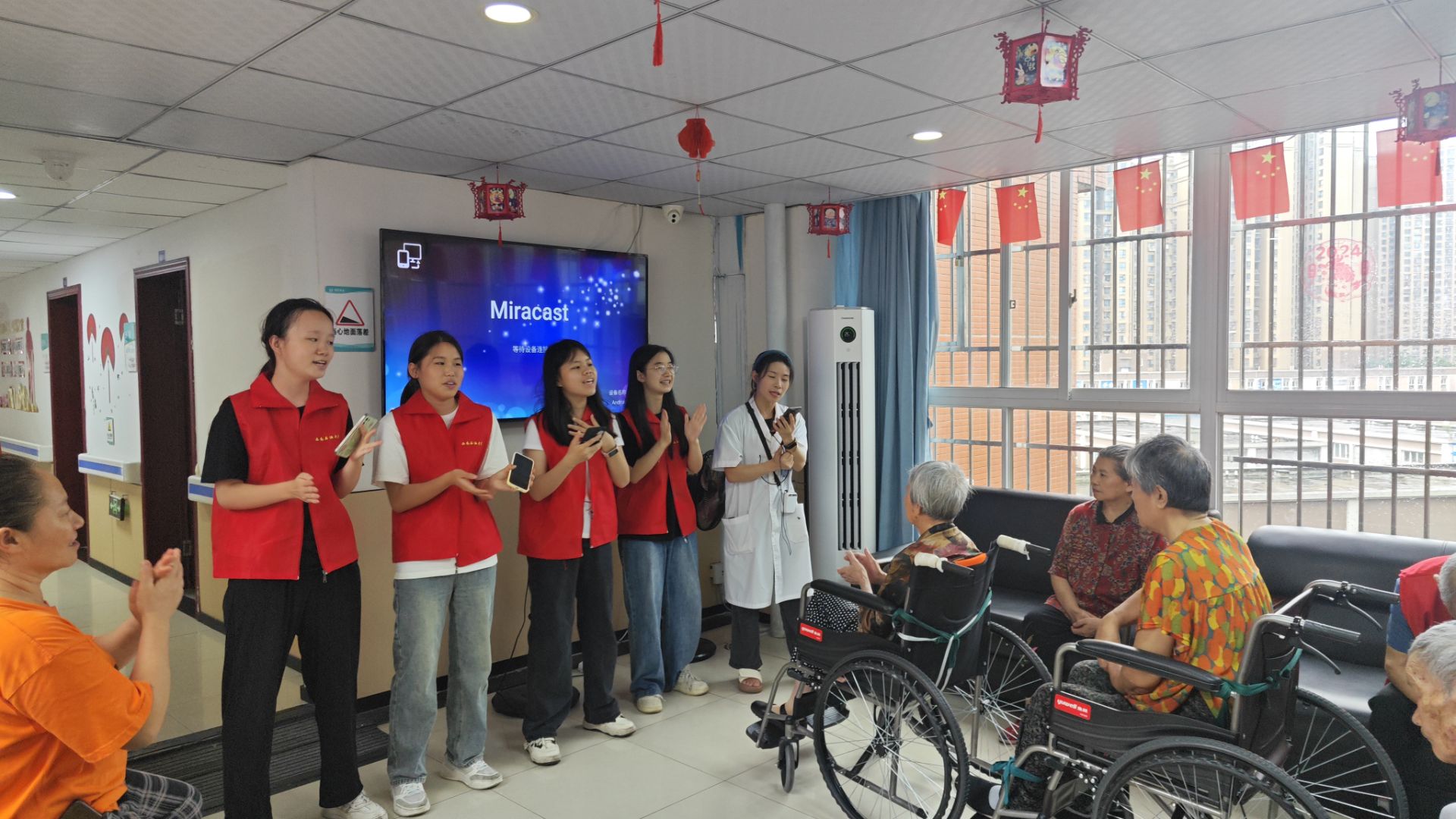養(yǎng)老院迎來(lái)溫暖，志愿者共筑愛(ài)心