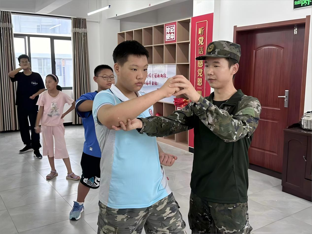 強(qiáng)今日體魄，成明日棟梁 ——武漢紡織大學(xué)外經(jīng)貿(mào)學(xué)院學(xué)子“三下鄉(xiāng)”開展軍體拳特色