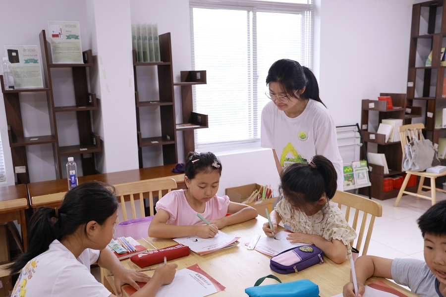 南財(cái)學(xué)子走進(jìn)農(nóng)家書(shū)屋：普及憲法，保障安全