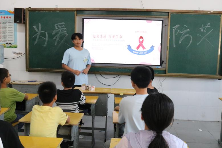 “知防艾滋，擁抱健康”——武昌理工學(xué)院云夢書韻志愿服務(wù)隊(duì)開展預(yù)防艾滋教育主題課