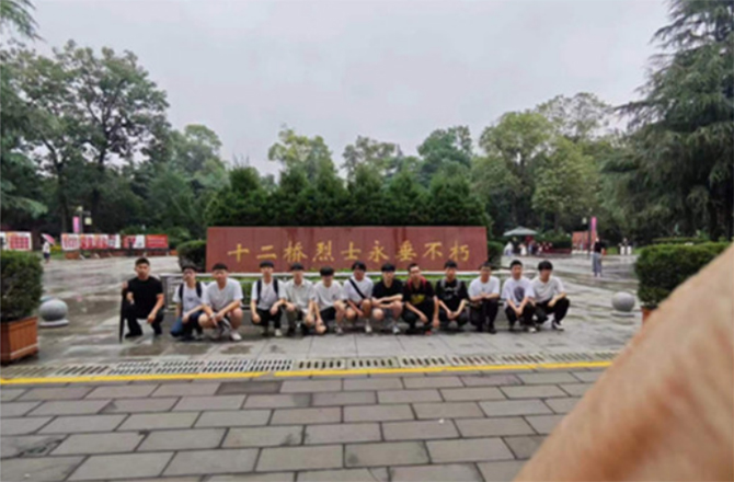 暑期熱血青春，守護(hù)烈士英魂——十二橋烈士墓志愿服務(wù)活動
