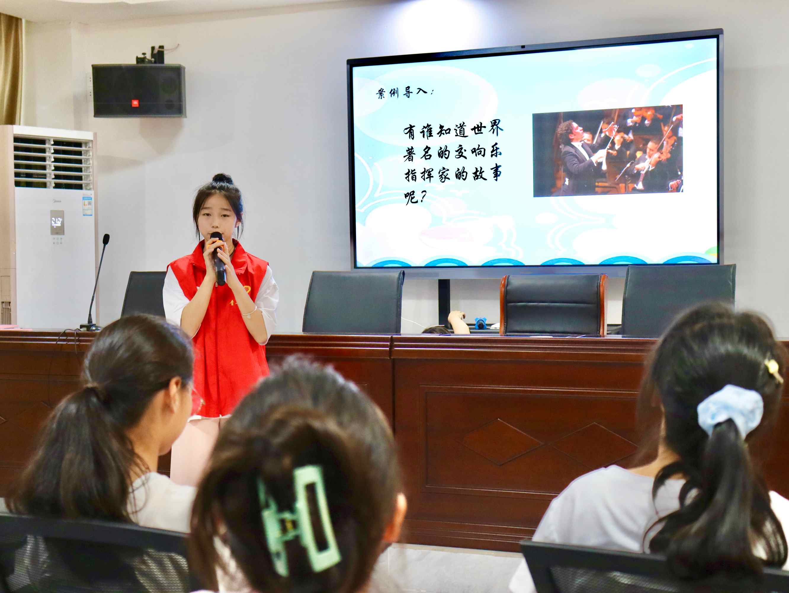重慶移通學(xué)院：絨花禮贊，詩韻頌美——“心靈工匠，童心護(hù)航” 教育關(guān)愛服務(wù)團(tuán)