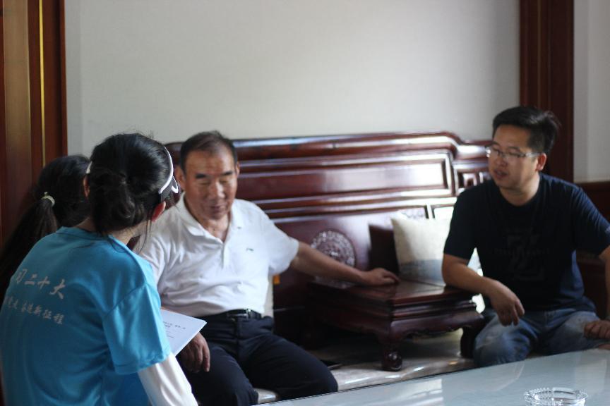安農(nóng)大學(xué)子三下鄉(xiāng)：80歲老人自費(fèi)教孩子畫(huà)畫(huà)，為陶寓村鄉(xiāng)村