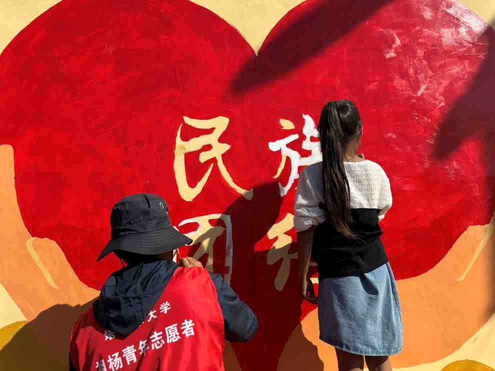 塔里木大學(xué)暑期三下鄉(xiāng)實踐團助力鄉(xiāng)村振興：愛心支教行，七彩暖童心