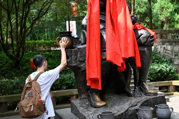 南京郵電大學(xué)實(shí)踐團(tuán)至紅軍山烈士陵園追尋革命蹤跡，傳承紅色精神