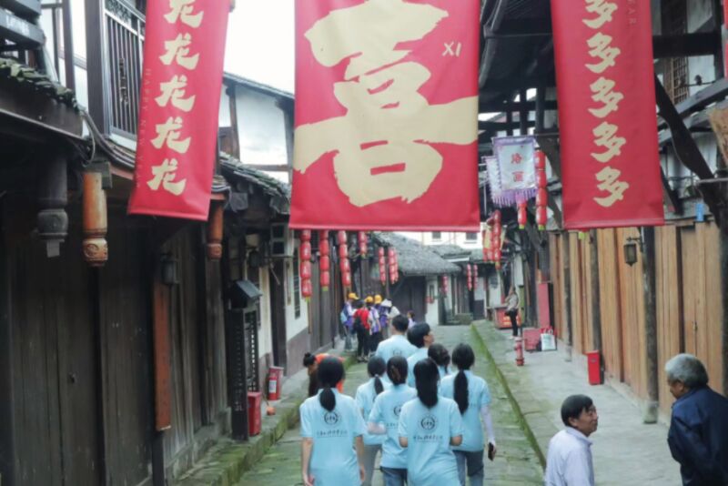重慶外語外事學(xué)院學(xué)子三下鄉(xiāng)：承非遺陰米酥，繪豐盛輝煌篇