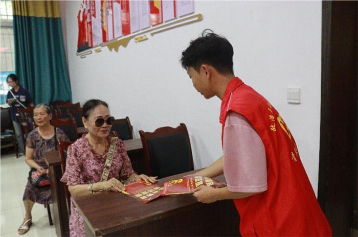 內(nèi)江師范學(xué)院學(xué)子暑期三下鄉(xiāng)：法治建設(shè)步步高，普法宣傳聲聲到