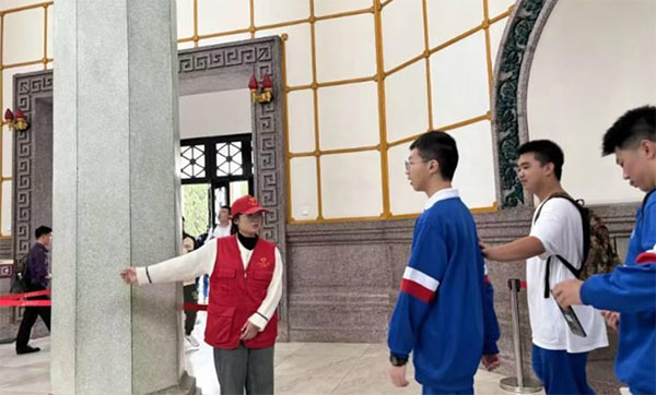 湖南師范大學(xué)于烈士公園開(kāi)展了“緬懷烈士 信仰長(zhǎng)存”志愿活動(dòng)