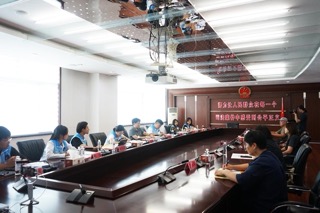 圖為調(diào)研隊成員在與法院工作人員交流互動。